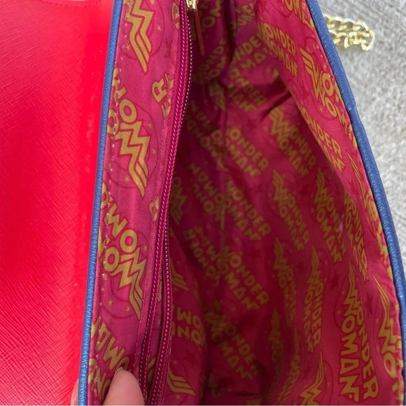 Loungefly x DC Wonder Woman Crossbody Bag Marvel Comics Classic Justice League - Picture 4 of 6